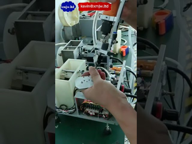 Kädessä pidettävä automaattinen ruuvinväännin lukituksella ja syöttölaitteella