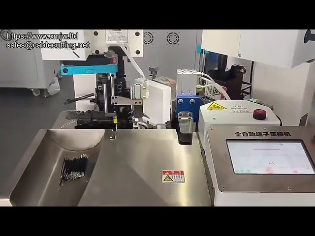Täysautomaattinen kaksijohtiminen puristuskone kaapelin katkaisuun, kuorintaan ja puristukseen