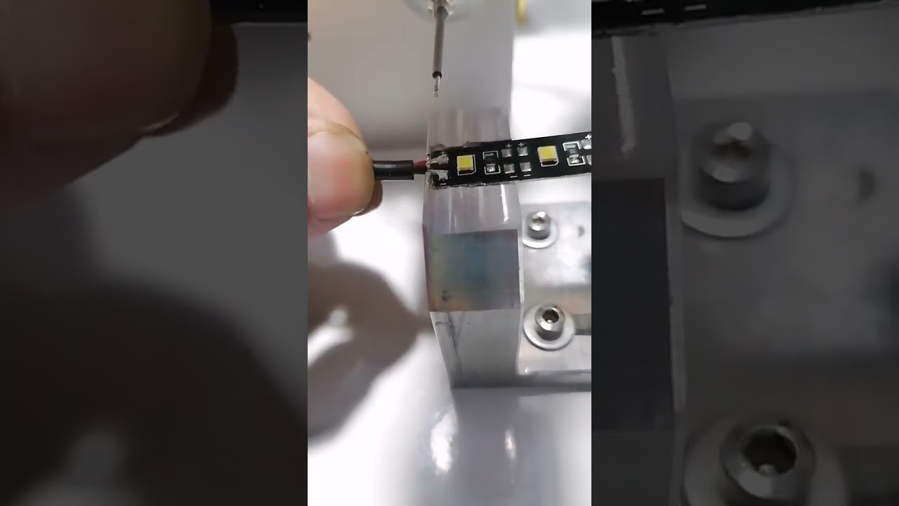 LED-nauhan puoliautomaattinen juotos- ja tinauskone